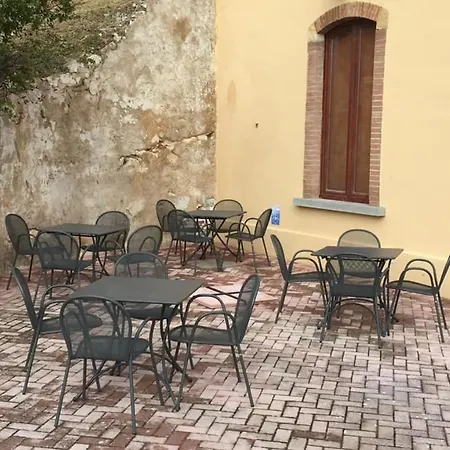 Student's Gowett 3* Campiglia Marittima