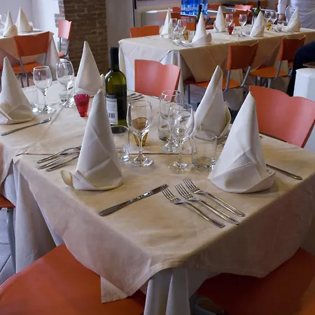 Hotel Student's Gowett