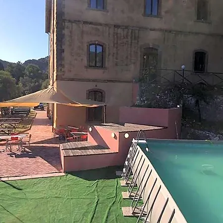 Student's Gowett 3* Campiglia Marittima