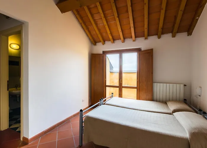 Student's Gowett Campiglia Marittima